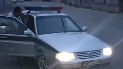 На милицейской машине приехали за пивом? Видео горожанина