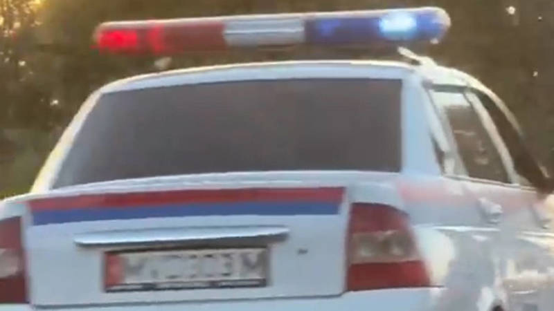 Ряд авто вместе с машиной МВД объезжает пробку в Кой-Таше по встречке. Видео