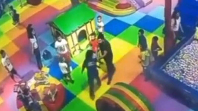 Мужчина «наехал» на девушку, которая разнимала дерущихся мальчиков. Видео