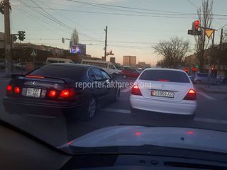 Перекресток Юнусалиева-Суеркулова 01KG737ABC и S6959AG. Выезд за стоп-линию
