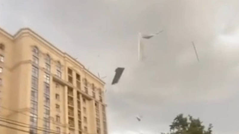 Железные листы с крыши дома падают на машины. Видео
