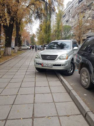 Манаса-Токтогула парковка на тротуаре госномер:B4700AN