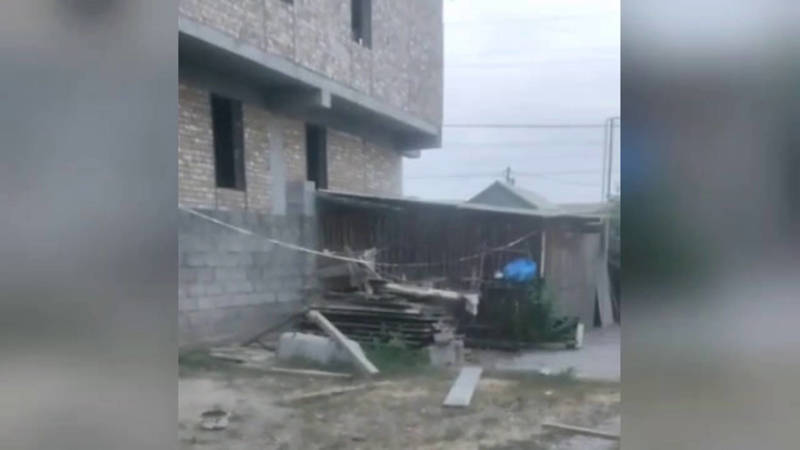 В Кара-Жыгаче этажку строят притык к жилому дому. Видео