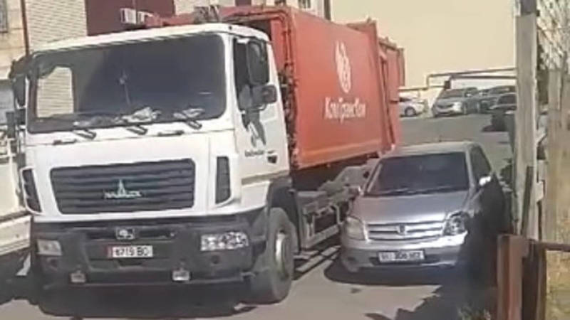 Техника «Комтранском» не смогла подъехать к мусорке в Улан-2. Видео