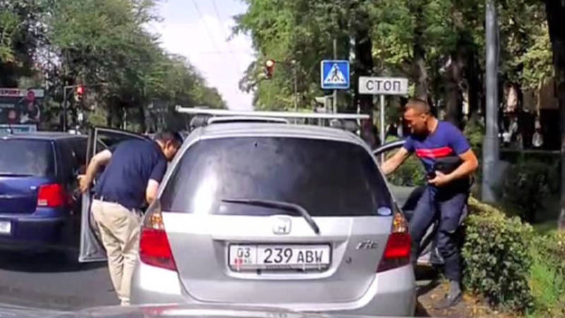 «Дорожные войны». Двое мужчин остановили «Фит» и заблокировали движение. Что происходит? Видео