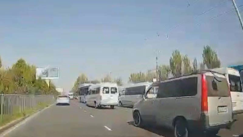 На Алматинке не пропускают пешеходов на «зебре». Видео