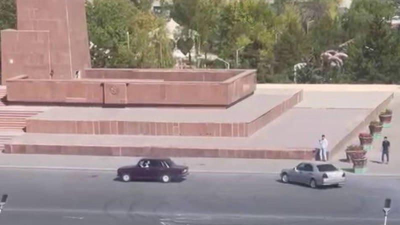 Два водителя устроили дрифт на центральной площади в Оше. Видео