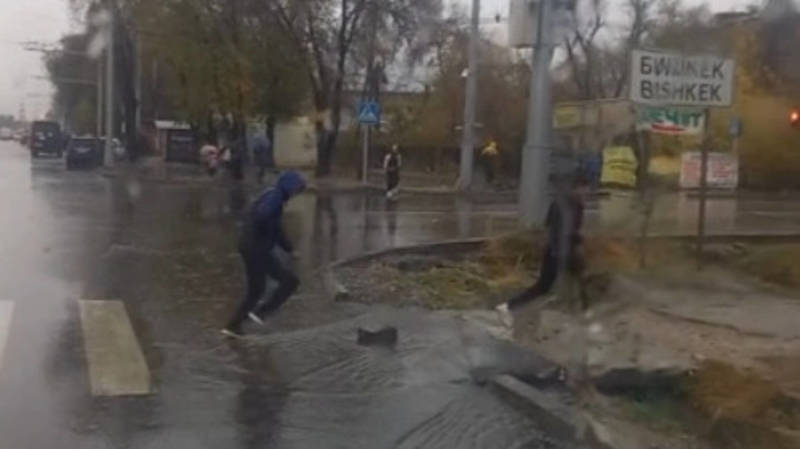 На Киркомстром снова затоп во время дождя. Видео