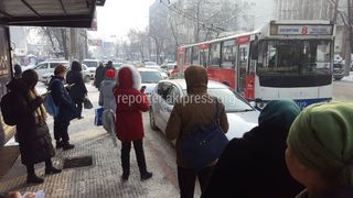 Таксисты, устроившие парковку на остановке возле ЦУМа, мешают пассажирам