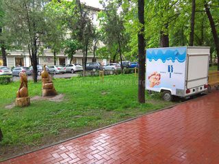 Мэрия уберет прицеп по продаже мороженого на бульваре Эркиндик