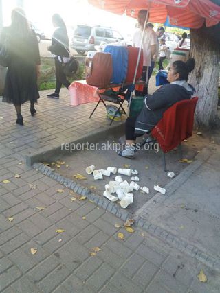 На Киевской-Тыныстанова использованные стаканчики лежали на земле из-за конфликта между продавцом магазина и реализатором «Шоро»