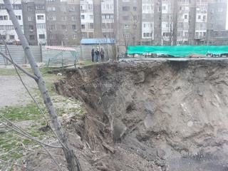 Компания «Памир Строй» возводит 12-этажный дом на месте стройсвалки, произошел обвал грунта детской площадки, требуем остановить опасное строительство, - жители <b><i> (фото) </i></b>