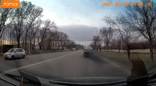 Эвакуатор загрязняет воздух выхлопными газами. Видео горожанина
