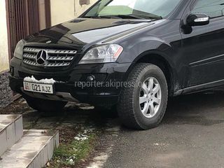 «Мерседес ML 350» заехал на тротуар. Фото