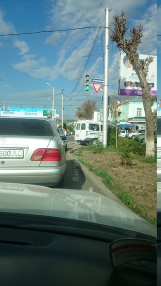 «Стыд и позор этим блюстителям правопорядка. На пересечении улиц Ленина и Абдыкадырова в г.Ош прямо на пешеходной полосе была припаркована машина с номером MVD186 O без включенных мигалок, чем создавала помехи как пешеходам так и водителям. Следует отметить что госавто было припарковано против движения. Вопрос о таком поведении сотрудник или водитель в форме полностью проигнорировал и развернулся, дальше создавая помехи. Прошу прокомментировать УВД г.Ош данную ситуацию», - прислал автолюбитель.