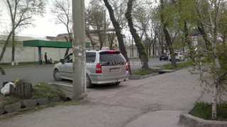«Водитель данного такси припарковался на тротуаре, загородив прохожую часть для пешеходов. Так как он припарковался на тротуаре возле частного дома, мы попросили его освободить прохожую часть и перепарковаться в другом специально отведенном для этого месте. На что он начал нецензурно выражаться, угрожать, хамить и отказался сдвинутся с места и пахло от него дурно, либо он был «подшофе», либо похмелье. Попытались связаться с операторами данного такси, но они оказались хуже чем этот водитель. И наконец, мы добились своего и он уехал. А сфотографировать додумались когда он уже отъезжал, но вроде видно откуда он отъезжает. Примите меры, пожалуйста», - читатель.