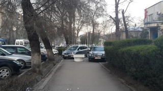 Читатель прислал фото 15 апреля: «Очередные паркуны у Аппарата омбудсмена.»