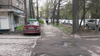 Еще одна примечательная парковка на бульваре Эркиндик.