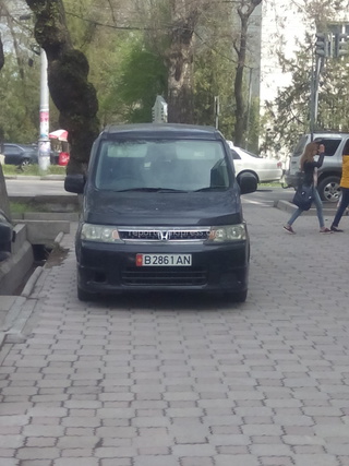 Парковка на тротуаре 17 апреля.