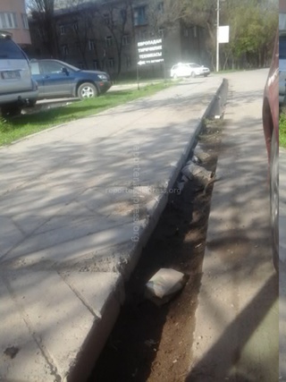 Заваленные мусором тротуары и арыки столицы <b><i>(фото)</i></b>