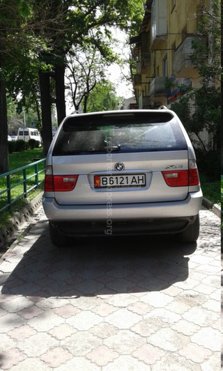 «Автомашина припаркована прямо на тротуаре вдоль пр. Манаса. Водитель девушка на просьбу убрать машину не отреагировала и куда-то ушла. Когда водители научатся соблюдать ПДД и уважать пешеходов?» - прислал читатель 6 мая.