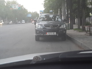 Вечером 3 мая читатель прислал фото: «На Советской-Боконбаева водитель, грубо нарушив ПДД, проехал через сплошную линию, выехал на встречную полосу и припарковался прямо на остановке по встречной полосе.»