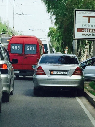 «7 мая в 11:30 по Советской перед Ахунбаева в северном направлении (а там как раз дополнительный светофор) из-за этого водилы образовалась еще большая пробка, так как все его объезжали. Вызывал эвакуатор, но не знаю приехали ли», - читатель.