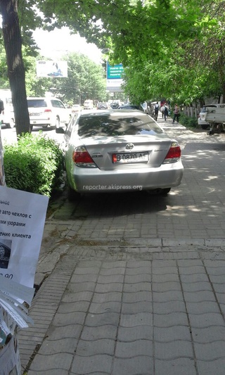 «Оставили машины прямо на тротуарной дорожке на Киевская -Тыныстанова. А 8848 стоял припаркованный прямо на проезжей части на Советская-Киевская, из-за таких весь центр в пробках», - читатель.