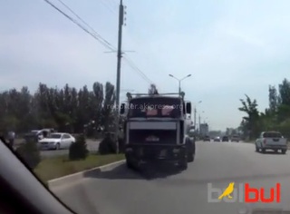 Уборочная техника двигалась по встречной полосе на Южной магистрали, соответствует ли это технике безопасности? - читатель <b><i>(видео)</i></b>
