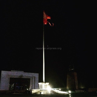 На площади солдаты Нацгвардии меняют порванный флаг, - читатель <b><i>(фото)</i></b>