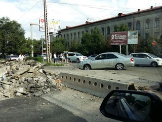 На Жукеева-Пудовкина - Ахунбаева автомобиль попал в глубокую яму, хотя стоит знак, разрешающий движение, - читатель <b><i>(фото)</i></b>