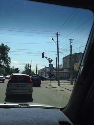 На ул. Панфилова в обеденное время горят фонари уличного освещения, - читатель <b><i>(фото)</i></b>