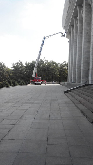 Пожарная машина используется для очистки стен здания Жогорку Кенеша, - читатель <b><i>(фото)</i></b>