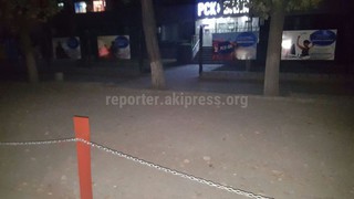 «РСК банк», находящийся на пересечении улиц М.Гвардии-Киевской, поставил на муниципальной территории ограждение, - читатель <b><i>(фото)</i></b>