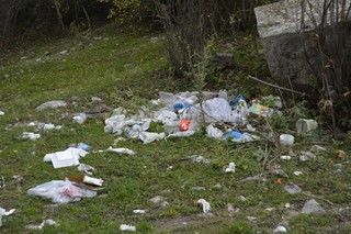 В зоне отдыха «Теплые ключи» мусор, который разбросали отдыхающие, до сих пор не убран, - читатель <b><i>(фото)</i></b>
