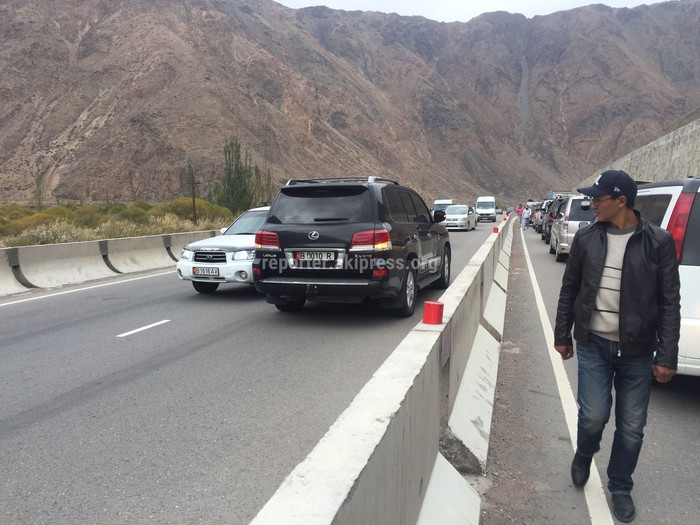 Во время принудительного спуска горных пород в Боомском ущелье некто на LX 570 госномер B0010R, грубо нарушив правила движения, ехал по встречной дороге. Нужно оштрафовать водителя.