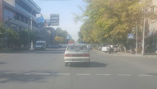 милицейская машина пересекает перекресток на красный свет