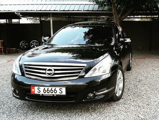 На Калык Акиева-Боконбаева на стоянке какие-то подозрительные номера, еще и тонированные