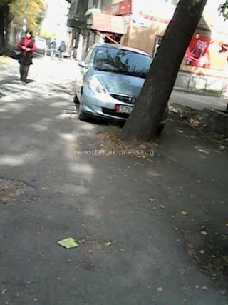 Водитель оставил свою машину на тротуаре