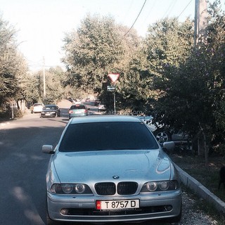 Постоянно тонированная автомашина, одевает подложные номера. Примите меры