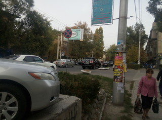 Машины паркуются на пересечении улиц Киевская-Тоголок Молдо как хотят, даже на светофоре. Сотрудники ГАИ работают рядом, но не принимают никаких мер