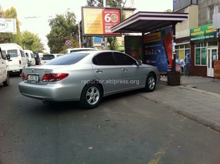 Паркуются на остановке