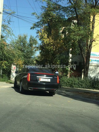 Водитель этой машины перекрыл въезд во двор на пересечении улиц Боконбаева-Мира