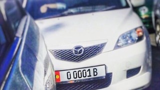 На Мазде вообще фальшивые напечатанные номера O0001B Скоро увидите такие номера как B **** BB