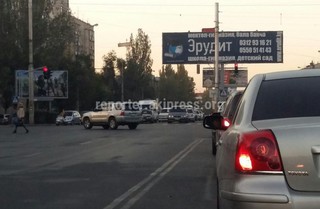 Езда по встречке и наглый проезд на красный сигнал светофора