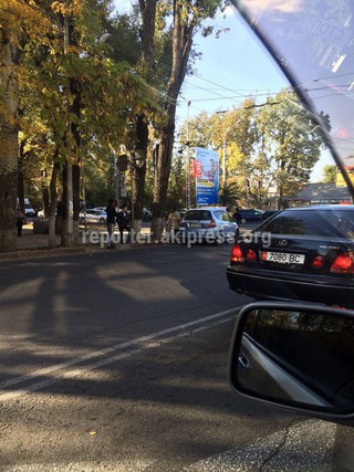 Автомашина с госномером S1617AN стояла против шерсти, вниз по улице Абдрахманова на перекрестке