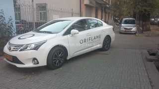 на тротуаре «Орифлейм»