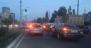 Автомашина ехала по южной магистрали и повернул со второй полосы на Сухэ-Батора (BP 002R)