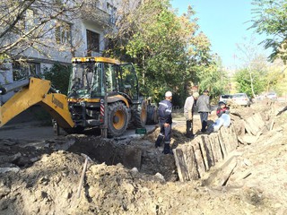 Авто жителей 199 дома улицы Тыныстанова заблокированы из-за того, что городские службы не уведомили и раскопали траншею во дворе, - читатель (фото)
