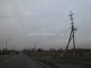 По Южной магистрали столб, в который врезалась автомашина, в аварийном состоянии, - горожанин <b><i>(фото)</i></b>